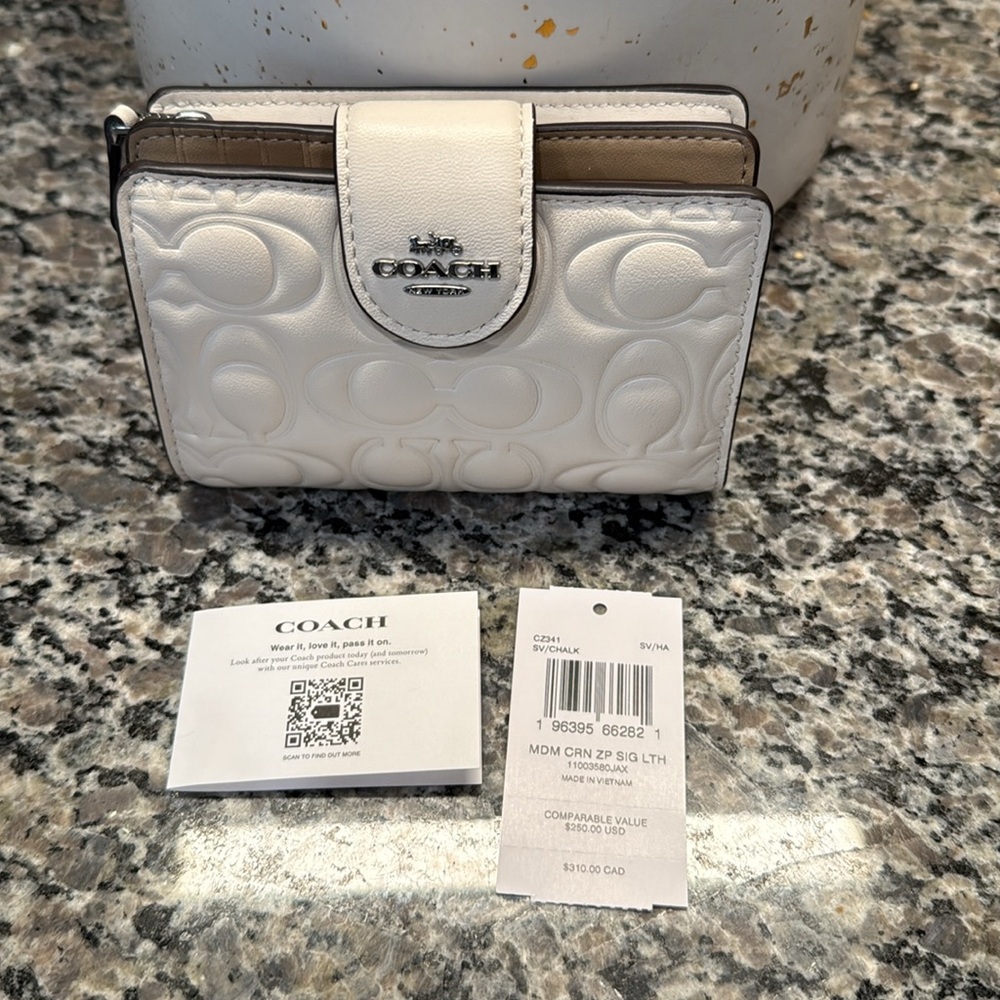 Medium Corner Zip Wallet In Signature Leather Chalk/Tan